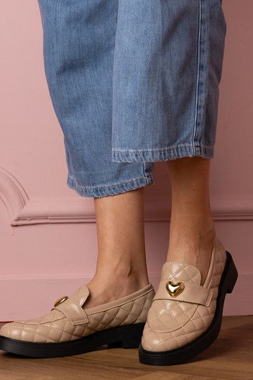 Mocassins femininos em cor areia com decoração de coração Dorado