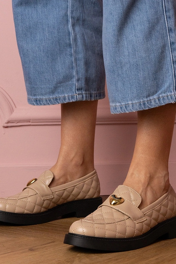 Mocassins femininos em cor areia com decoração de coração Dorado 2