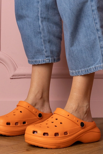 Chinelos femininos fechados laranjas com plataforma Kameris