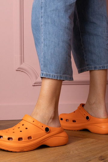 Chinelos femininos fechados laranjas com plataforma Kameris 2