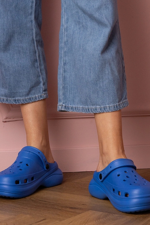 Chinelos femininos fechados azuis com...