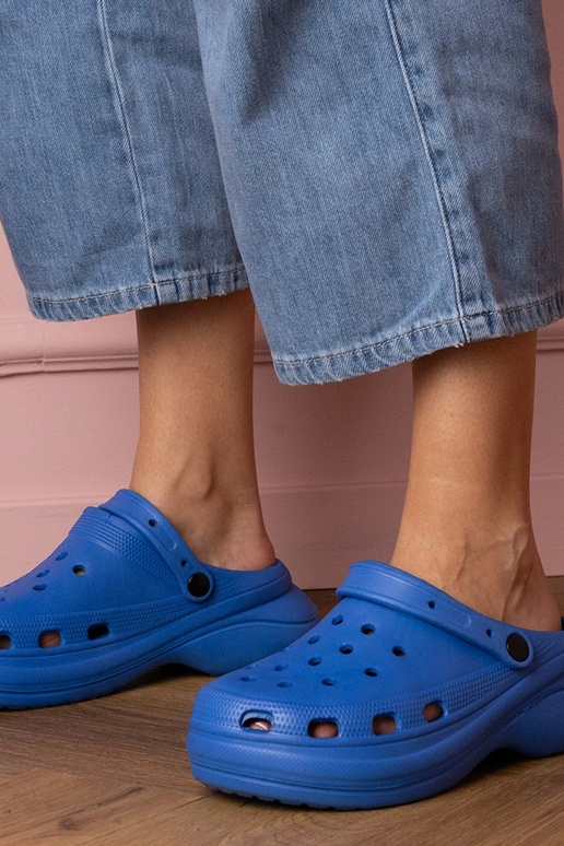 Chinelos femininos fechados azuis com...