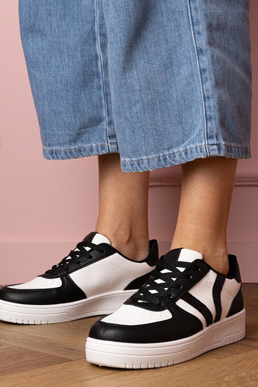 Tênis esportivos femininos pretos com...