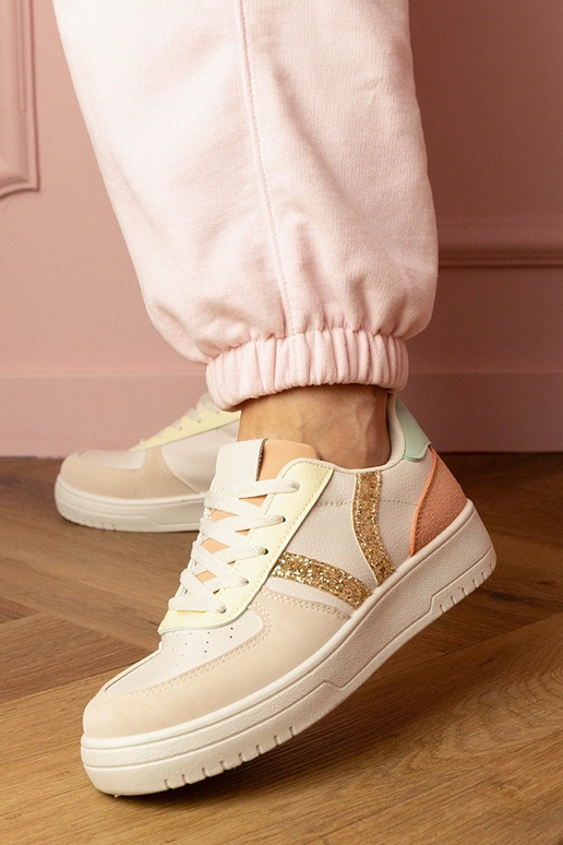 Tênis esportivos femininos em cor...