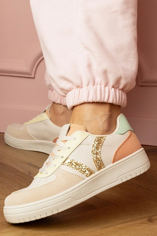 Tênis esportivos femininos em cor...