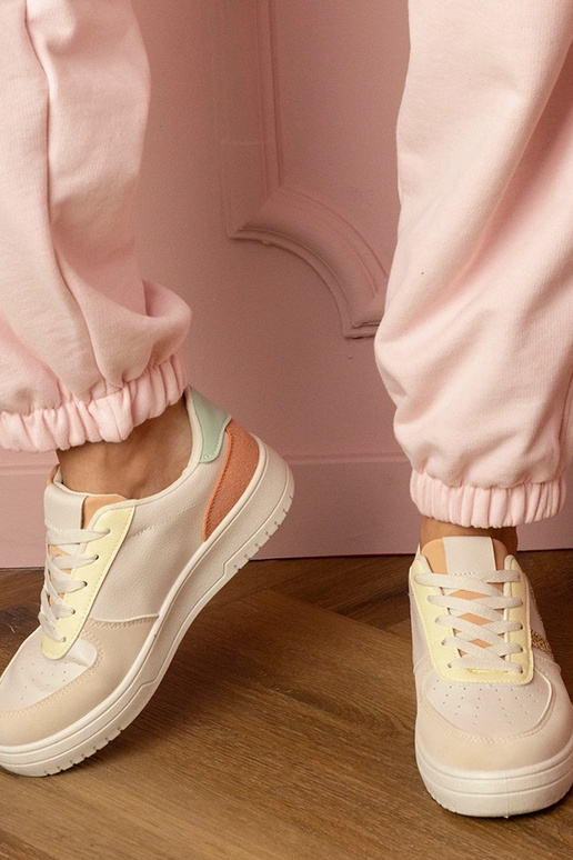 Tênis esportivos femininos em cor...