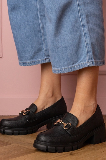 Sapatos femininos de cano baixo pretos com detalhes dourados Marela
