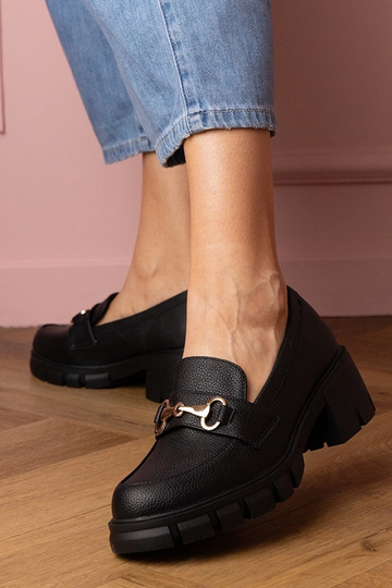 Sapatos femininos de cano baixo pretos com detalhes dourados Marela 2