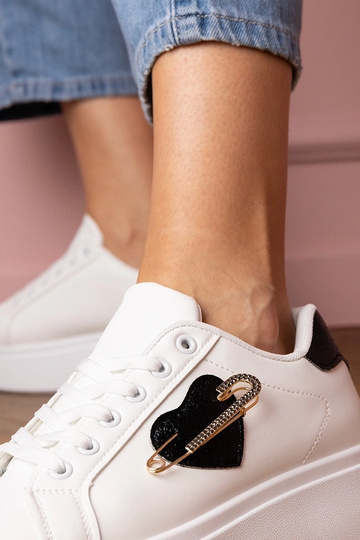 Tênis femininos brancos com...