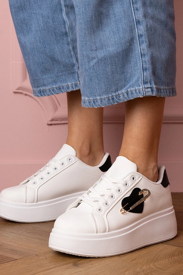 Tênis femininos brancos com... 2