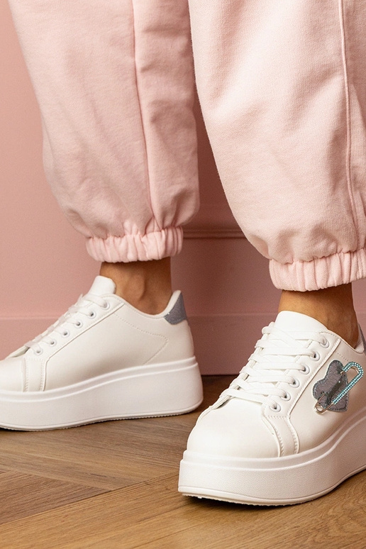 Ténis brancos femininos com decoração...