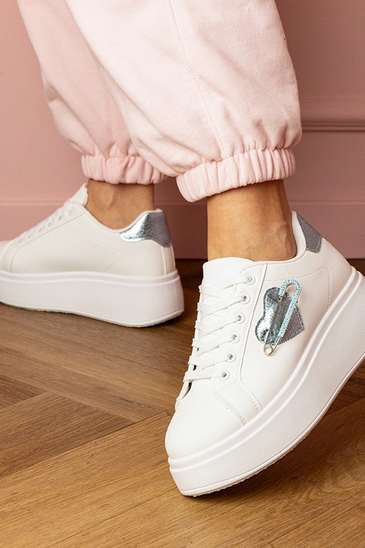 Ténis brancos femininos com decoração...