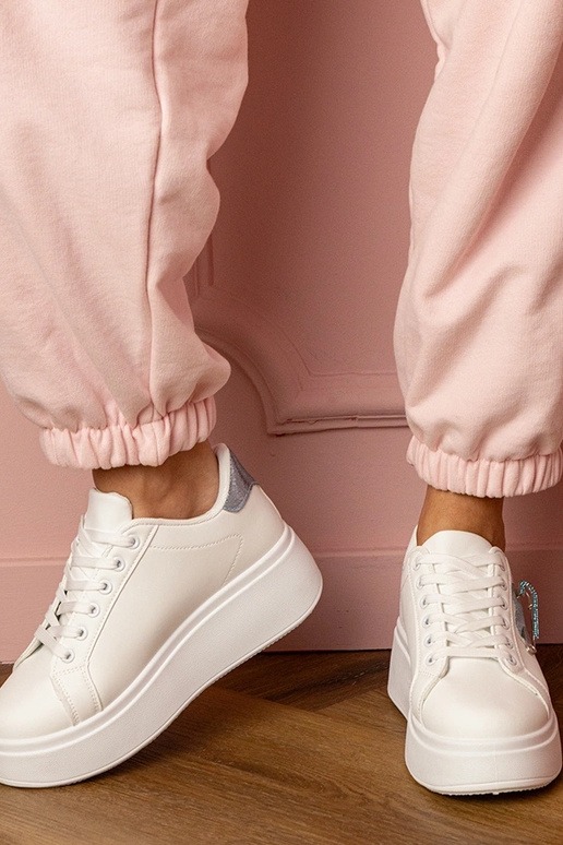 Ténis brancos femininos com decoração...