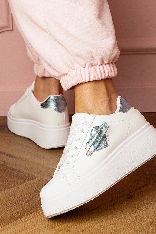 Ténis brancos femininos com decoração...