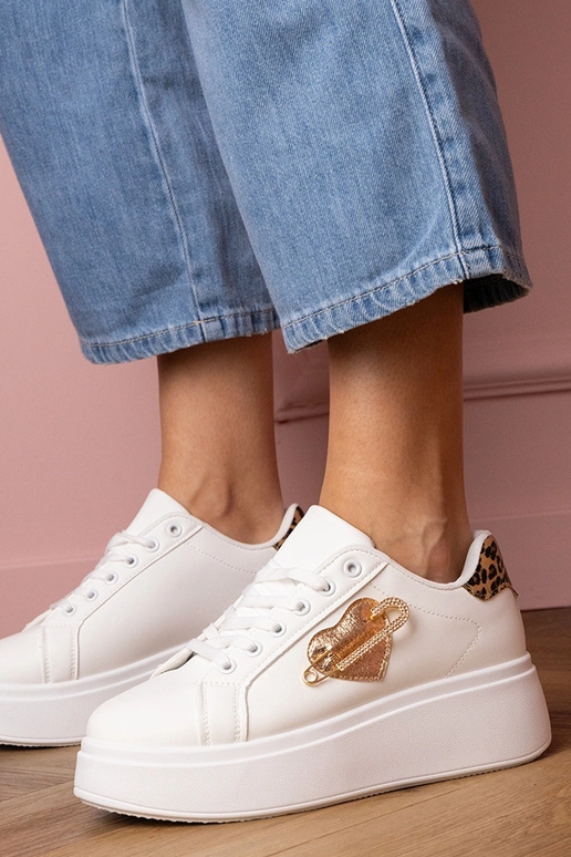 Ténis brancos femininos com detalhes...