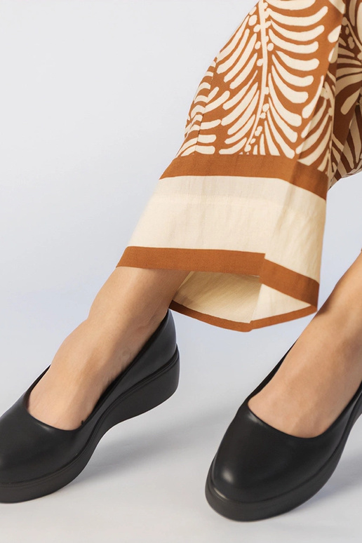 Meias-patas pretas em couro...