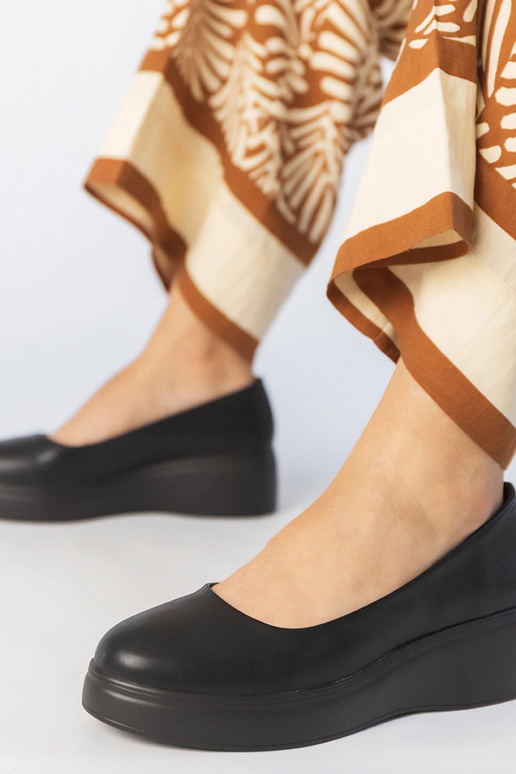 Meias-patas pretas em couro...