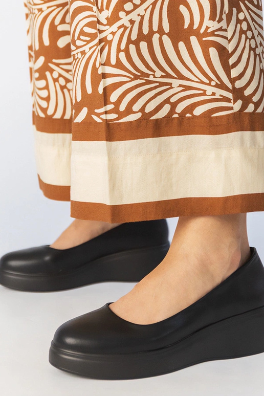 Meias-patas pretas em couro...