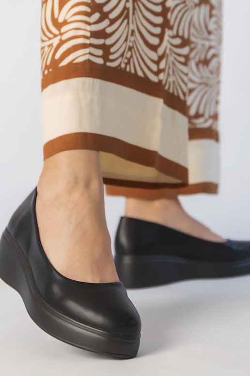 Meias-patas pretas em couro...