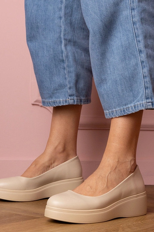 Sapatos femininos bege em plataforma...