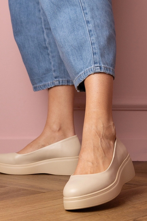 Sapatos femininos bege em plataforma...