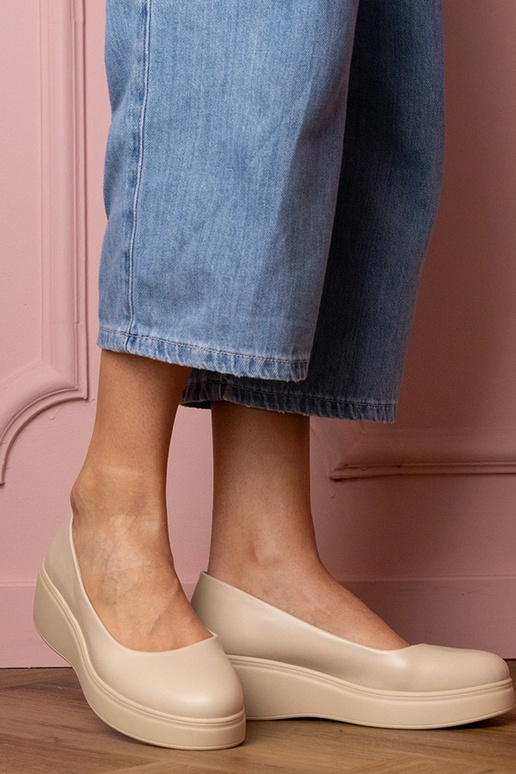 Sapatos femininos bege em plataforma...