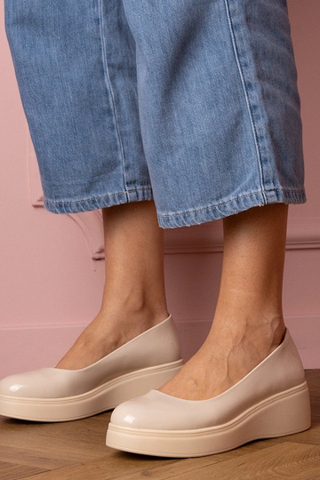 Sapatos femininos bege envernizados em plataforma Nikara