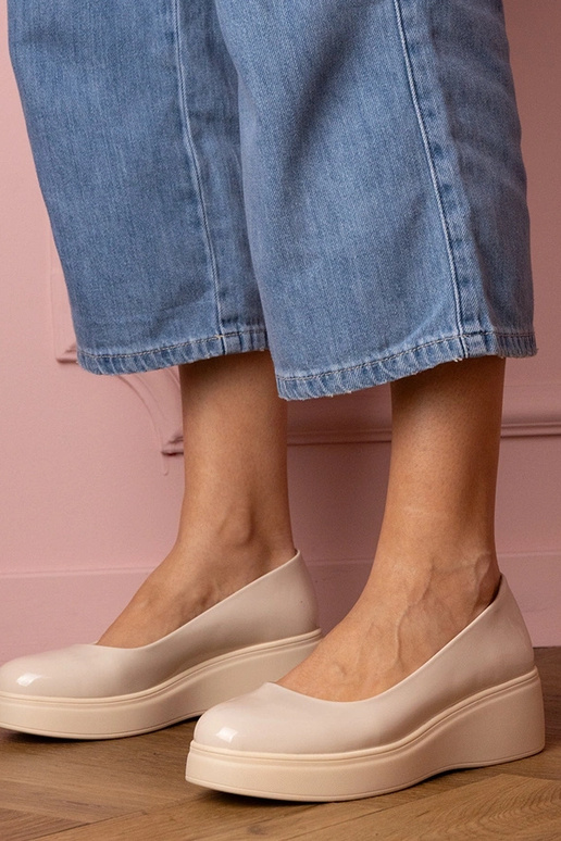 Sapatos femininos bege envernizados...