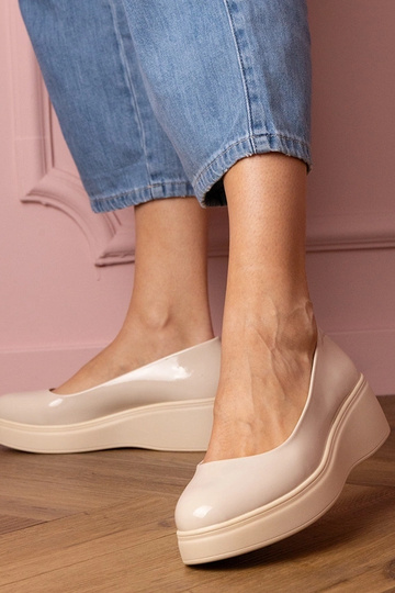 Sapatos femininos bege envernizados em plataforma Nikara 2