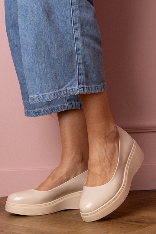 Sapatos femininos bege envernizados...