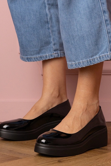 Sapatos femininos negros envernizados em plataforma Nikara