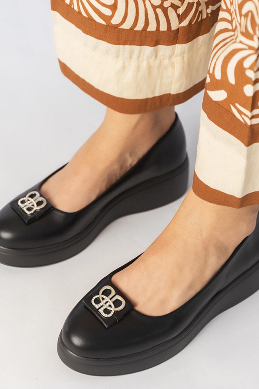 Meias-patas pretas com adornos de...