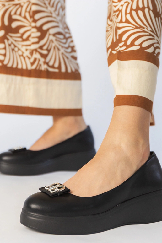 Meias-patas pretas com adornos de...