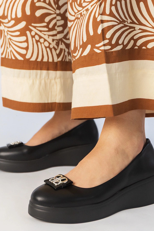 Meias-patas pretas com adornos de...