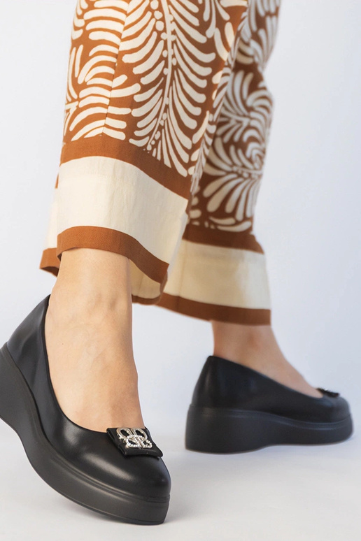 Meias-patas pretas com adornos de...