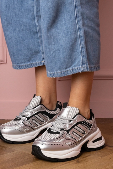 Ténis femininos prateados...