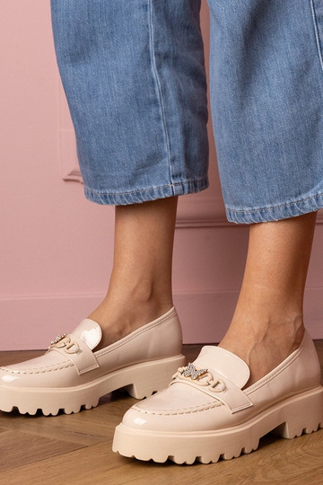 Mocassins femininos em tom areia envernizados com decoração de cristais em forma de borboleta Sanita