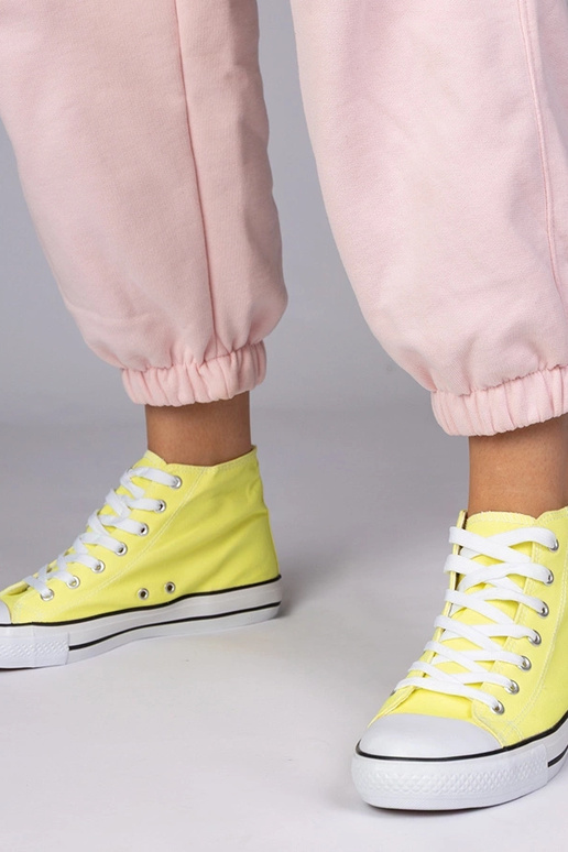 Sapatos clássicos amarelos acima do...