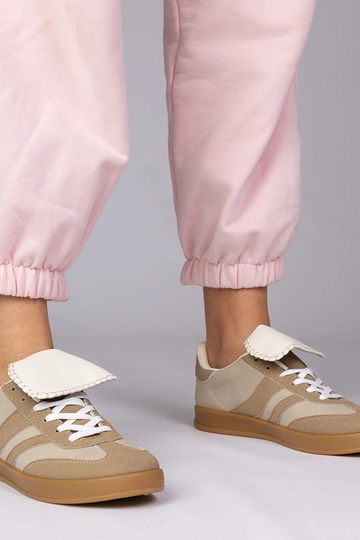 Tênis femininos em tom...