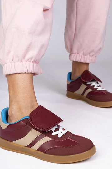 Tênis femininos em tom...