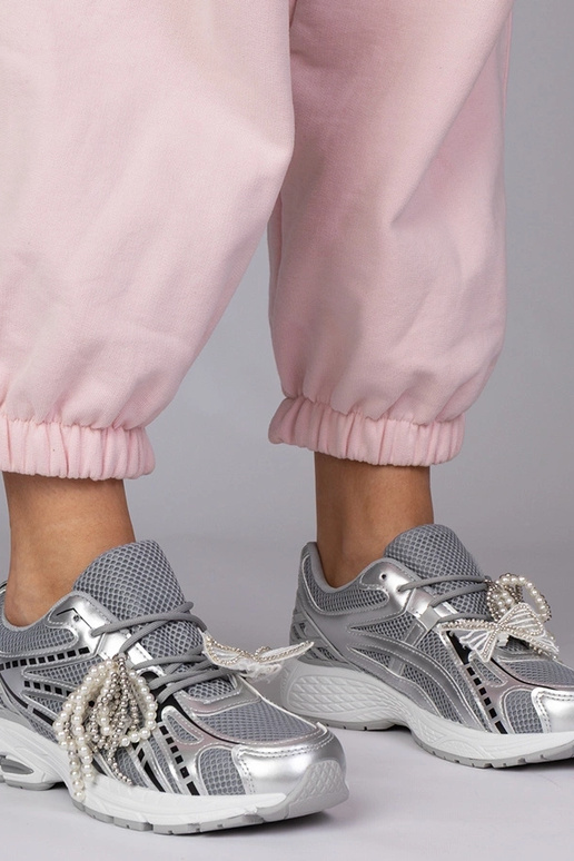 Ténis prateados com enfeites...