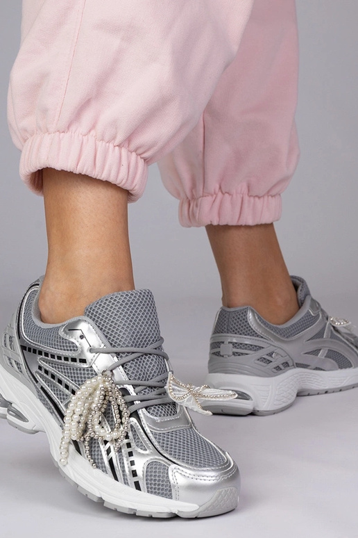 Ténis prateados com enfeites...