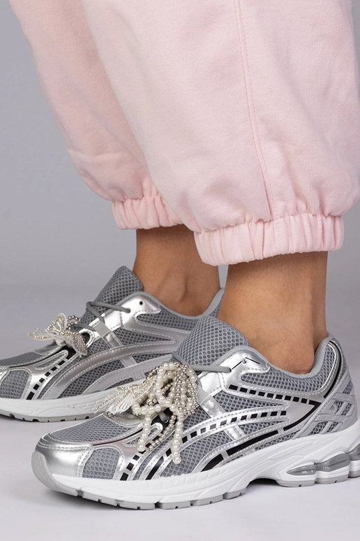 Ténis prateados com enfeites...