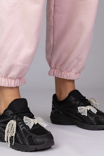 Ténis pretos com enfeites...