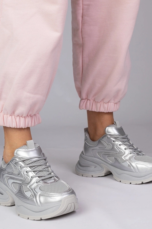 Ténis prateados com sola grossa,...