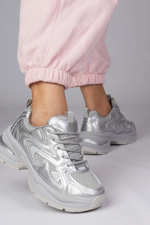 Ténis prateados com sola grossa,...