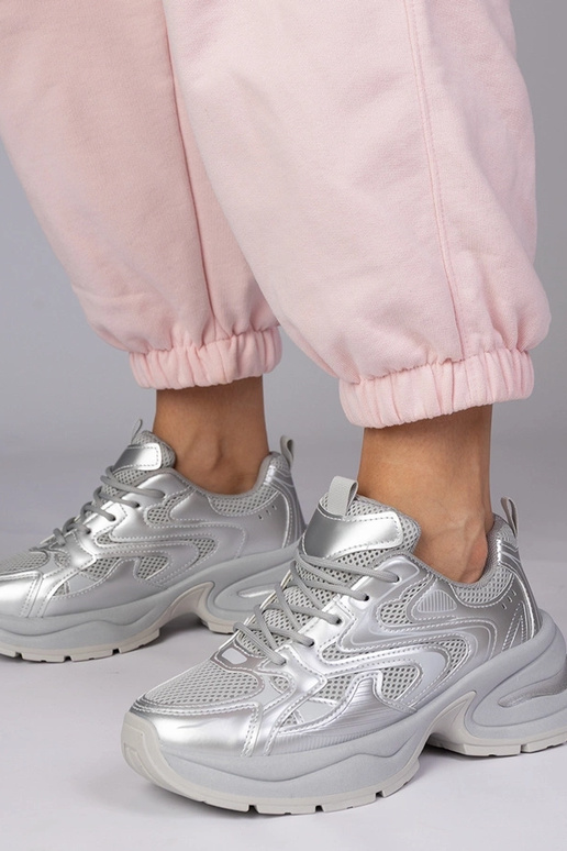 Ténis prateados com sola grossa,...