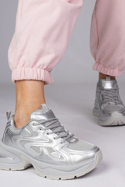 Ténis prateados com sola grossa,...