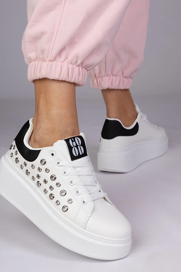 Ténis brancos com detalhe... 2