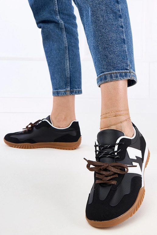 Ténis pretos com cadarços coloridos,...